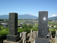 ��l�̑O�ʂɂ��т����ԎR